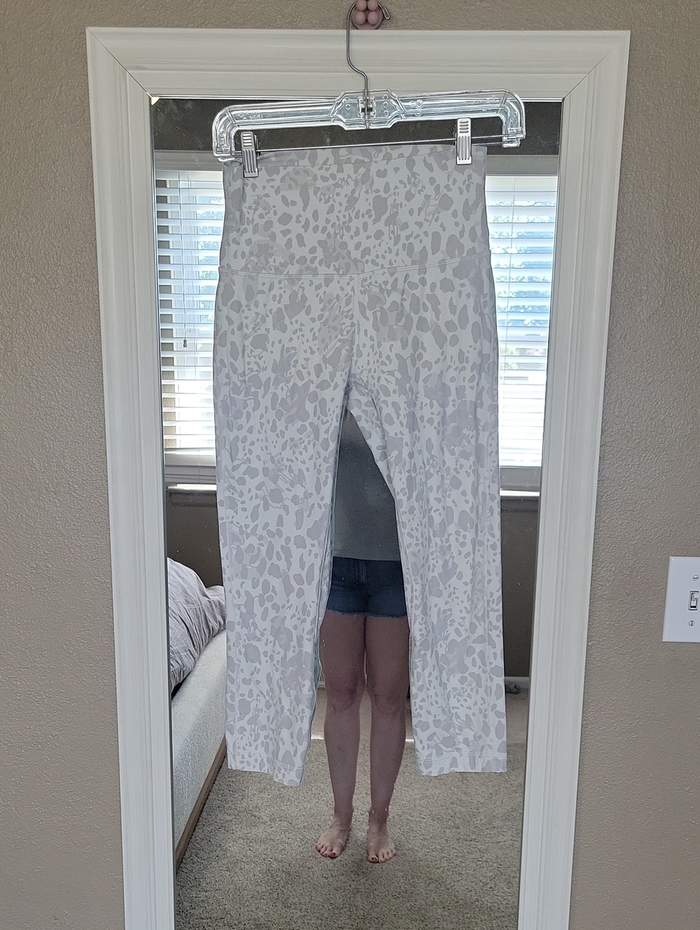 Lululemon White Leopard Print Stretch Leggings Size 6 Please Read!!